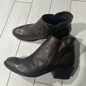 Women's Brown Crocodile Pattern Leather Ankle Boots made in Italy